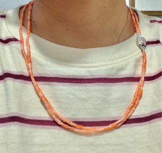 Collar coral con broche de plata