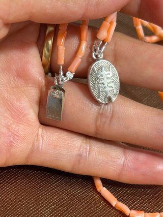 Collar coral con broche de plata