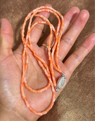 Collar coral con broche de plata
