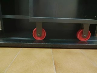 Estantería negra con módulo desplazable