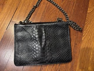 Bolso bandolera negro piel serpiente