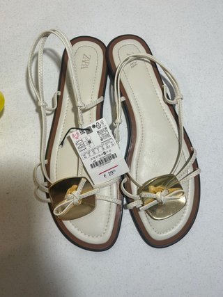 Sandalias Zara Blancas Talla 40 con Detalle Dorado