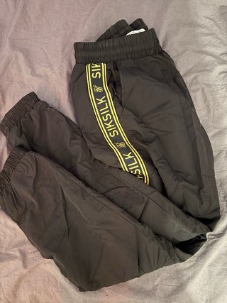 Pantalones SikSilk negros con logo