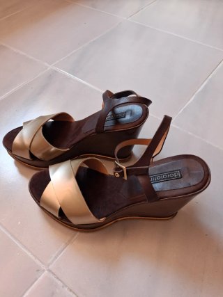 Sandalias cuña marrón y doradas ,el tacon mide 8cm