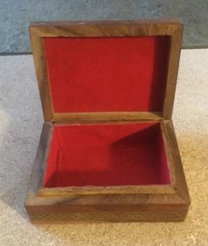 Caja decorativa de madera motivos indios.