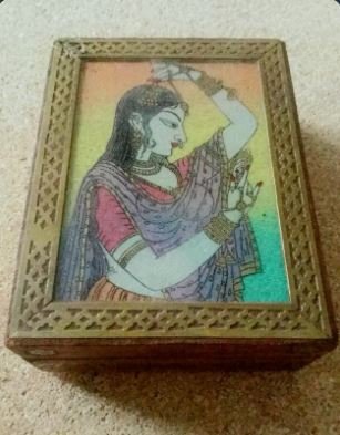Caja decorativa de madera motivos indios.