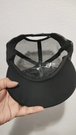 Gorra negra con flor roja y pedrería