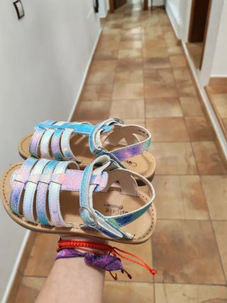 Sandalias plateadas y moradas niña