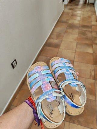 Sandalias plateadas y moradas niña