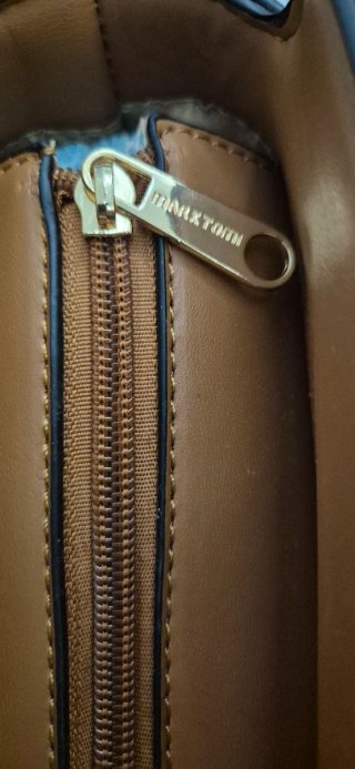Bolso de mano marrón con bolsillo