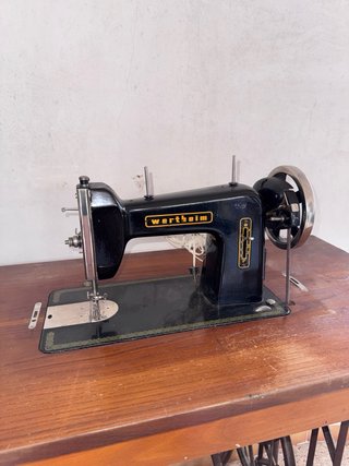 Máquina de coser Wertheim antigua