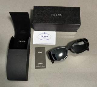 Gafas de sol Cartier negras y doradas