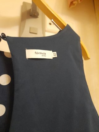 Vestido azul con lunares blancos