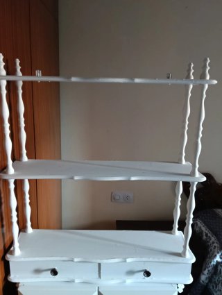 Estantería de madera blanca