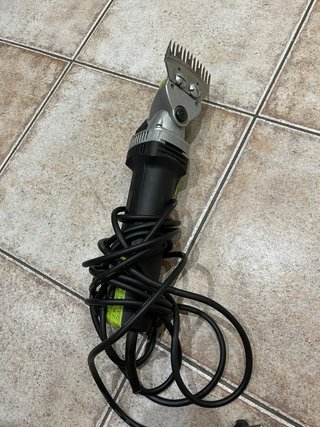 Tosaerba elettrica per pecore