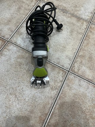 Tosaerba elettrica per pecore