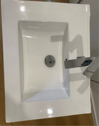 Mueble de baño con lavabo y grifo