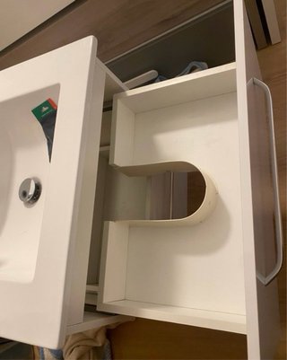 Mueble de baño con lavabo y grifo