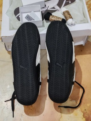 Scarpe Puma nere e bianche