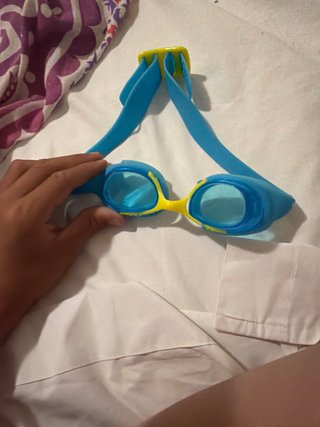 Gafas de buceo azules y amarillas