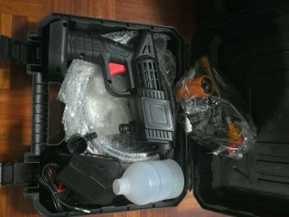 Hidrolimpiadora a batería con accesorios