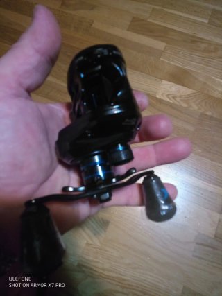 Carrete de pesca negro