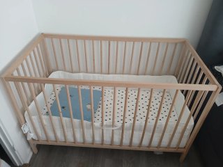 Cuna madera completa con colchón y ropa