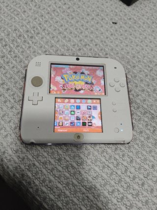 Nintendo 2DS con caricatore non ufficiale