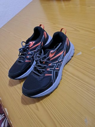 Zapatillas Asics Negras y Naranjas