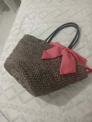 Bolso de mimbre 50x30cm con lazo rojo