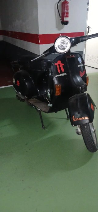 Vespa P200E Negra