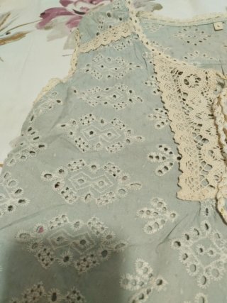 Blusa de encaje con borla,