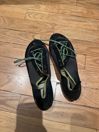 Zapatos de escalada negros y verdes