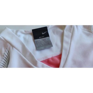 Camiseta Nike blanca y rosa