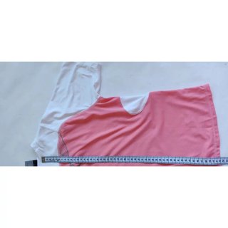 Camiseta Nike blanca y rosa