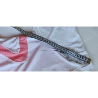 Camiseta Nike blanca y rosa