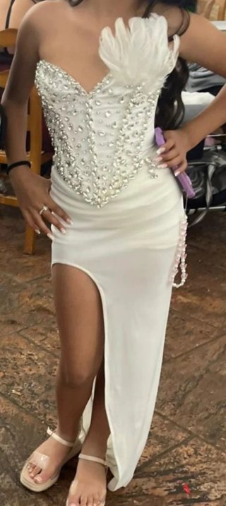 Vestido de fiesta blanco con pedrería