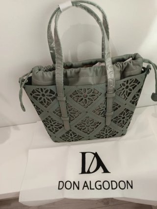 Bolso Don Algodón verde de hombro y mano