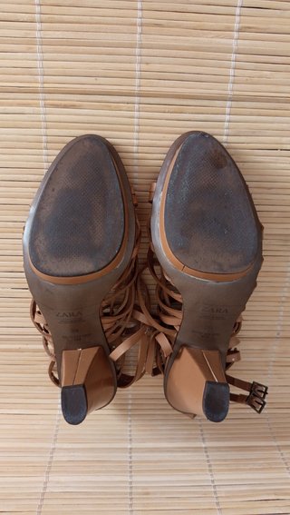 Sandalia tiras marrón piel Zara T39