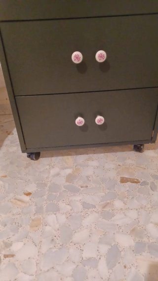 Mueble cajonera color verde, tiradores de ceramica