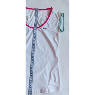 Camiseta Nike blanca y rosa