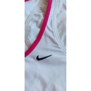 Camiseta Nike blanca y rosa