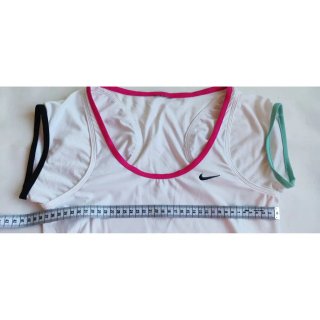 Camiseta Nike blanca y rosa