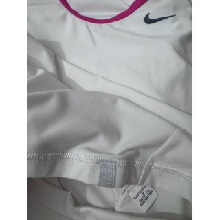 Camiseta Nike blanca y rosa