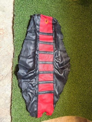 Funda de asiento de moto negra y roja