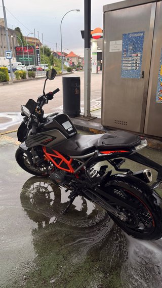 KTM Duke 125cc 2023 Negra/Naranja