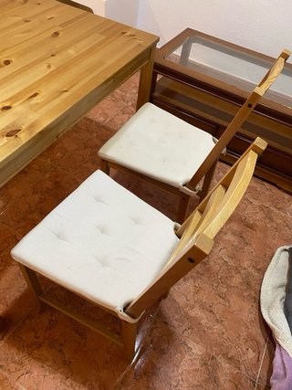 Mesa de madera con 4 sillas