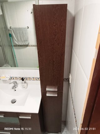 Mueble de baño de colgar y una columna de madera.
