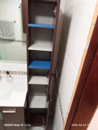 Mueble de baño de colgar y una columna de madera.