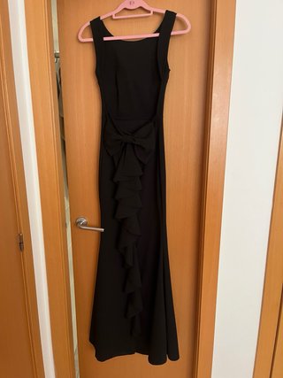 Vestido de noche negro largo.